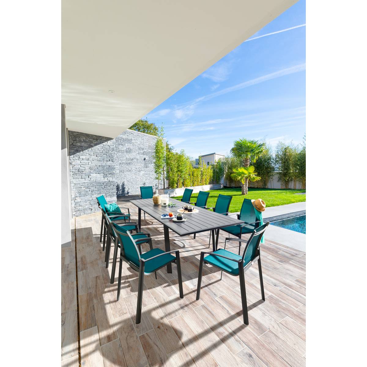 Stapelbarer Gartenstuhl mit Armlehnen AXANT Petrolblau / Graphit Epoxidharz behandeltes Aluminium, Texaline Entenblau / Graphit