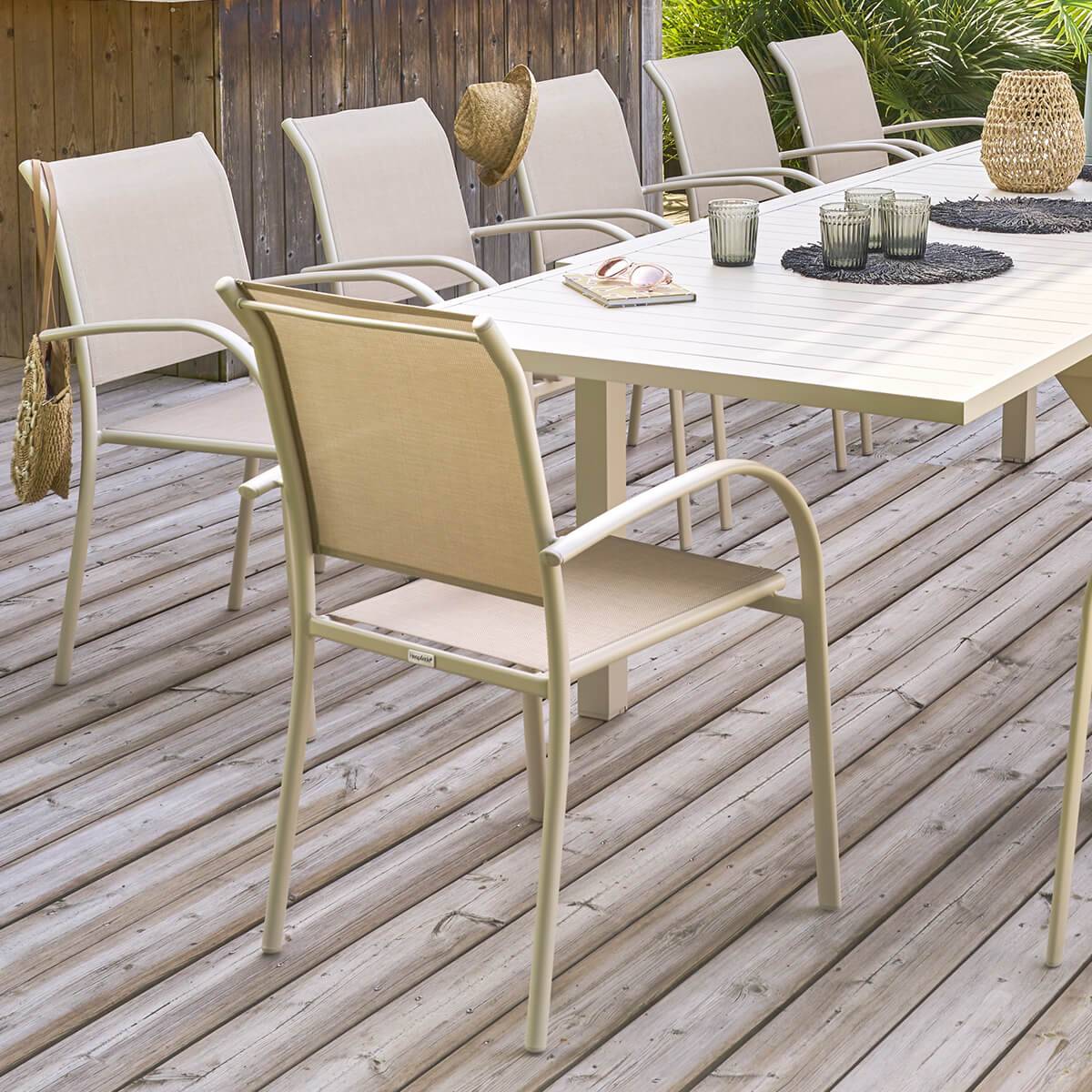 Stapelbarer Gartenstuhl mit Armlehnen PIAZZA Leinen / Ton Epoxidharz behandeltes Aluminium, Texaline Leinen / Ton