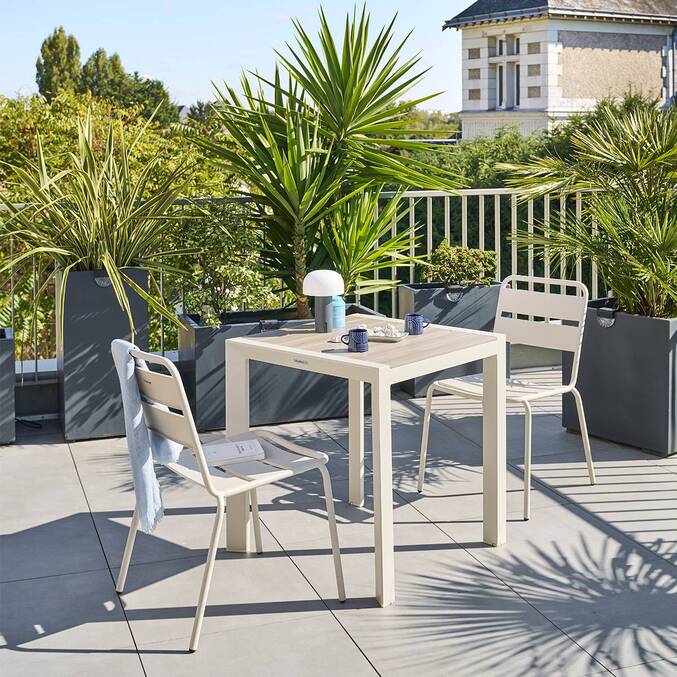 Gartentisch ÉVASION Holzeffekt Leinen / Ton 2 Plätze - Epoxidharz behandeltes Aluminium, Aluminiumlatten in Holzoptik Holzoptik Leinen / Lehmfarben