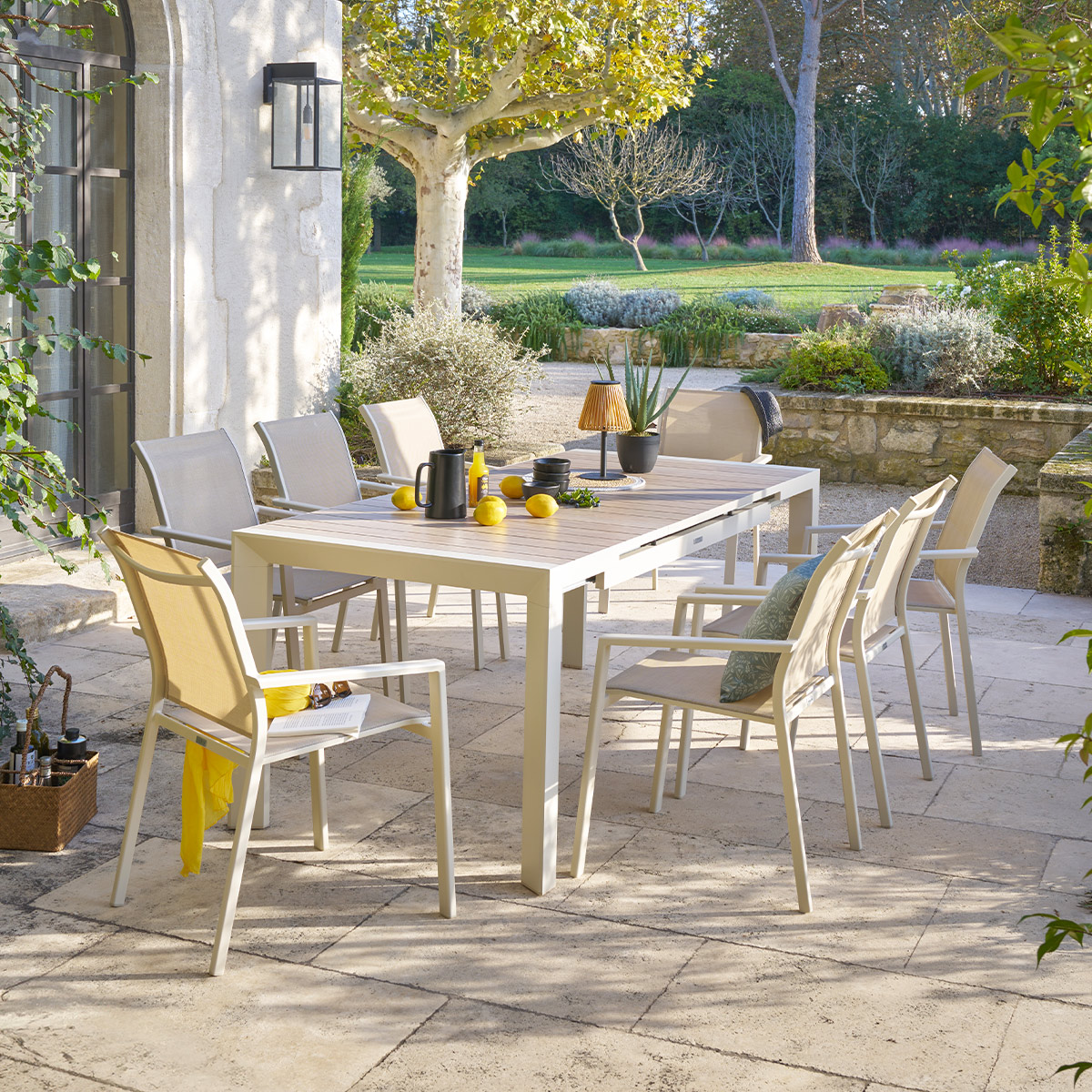 Ausziehbarer Gartentisch ÉVASION Leinen & Ton + 8 stapelbare Stühle ESSENTIA 1 ausziehbarer Gartentisch 8 Plätze und 8 stapelbare Stühle Leinen / Ton