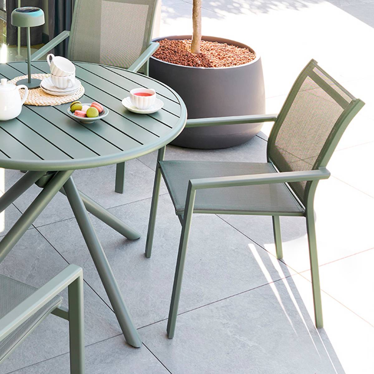 Gartenstuhl mit Armlehnen ESSENTIA Lorbeergrün Epoxidharz behandeltes Aluminium, FSC®-zertifiziertes Akazienholz, Texaline Lorbeer