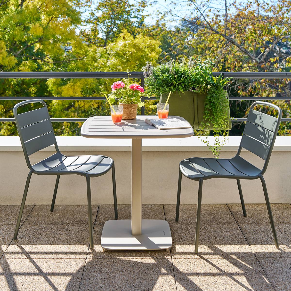 Quadratischer Gartentisch ALEGORIA Ton 2 Plätze - Stahl, Verstärkter Rostschutz Lehm
