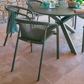Gartenstuhl mit Armlehnen RIU Salbei / Lorbeergrün Epoxidharz behandeltes Aluminium, Polyester Salbei / Lorbeergrün