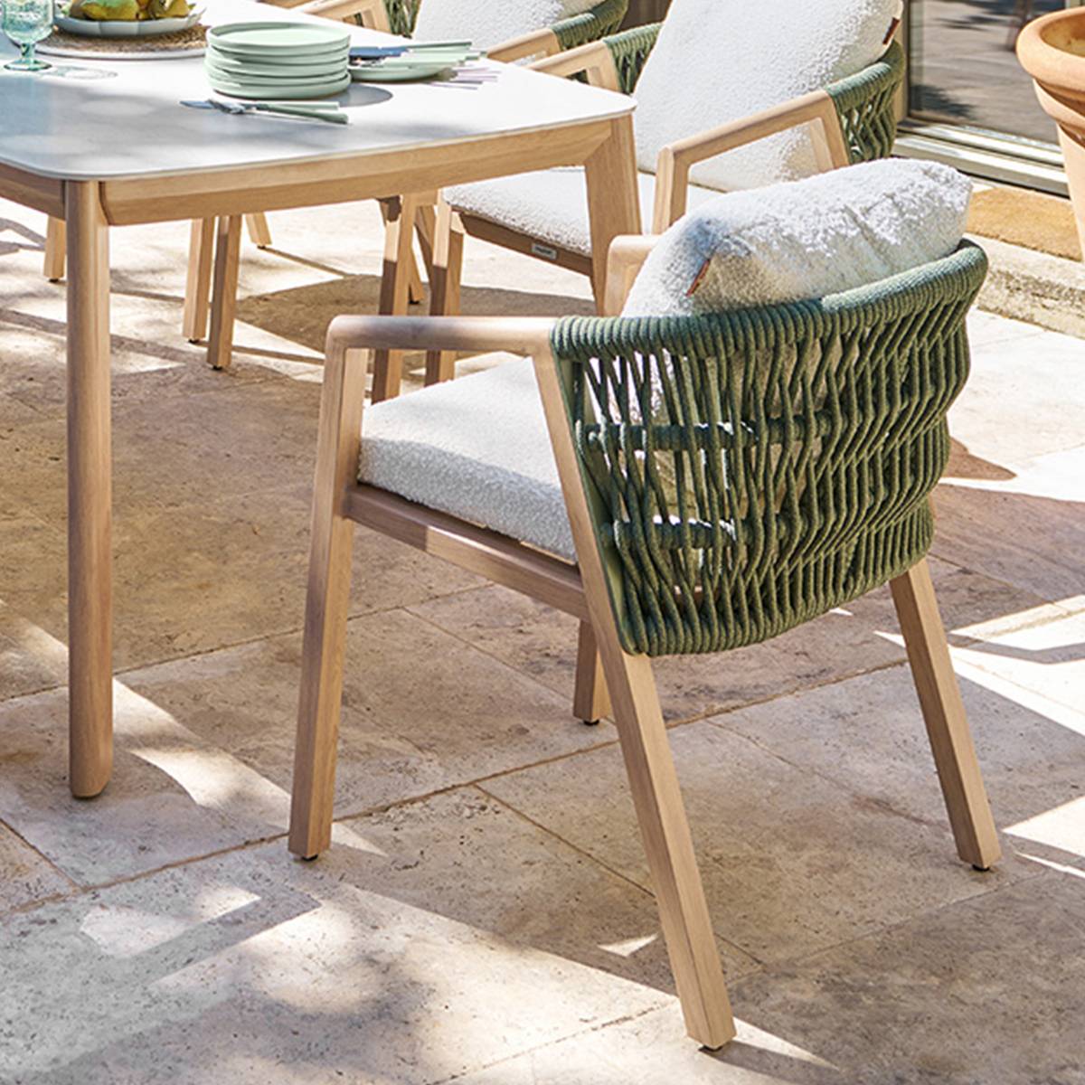 Gartenstuhl mit Armlehnen MYLORE Farn / Honig Epoxidharz behandeltes Aluminium, Recyceltes Polyester Farn / Honig