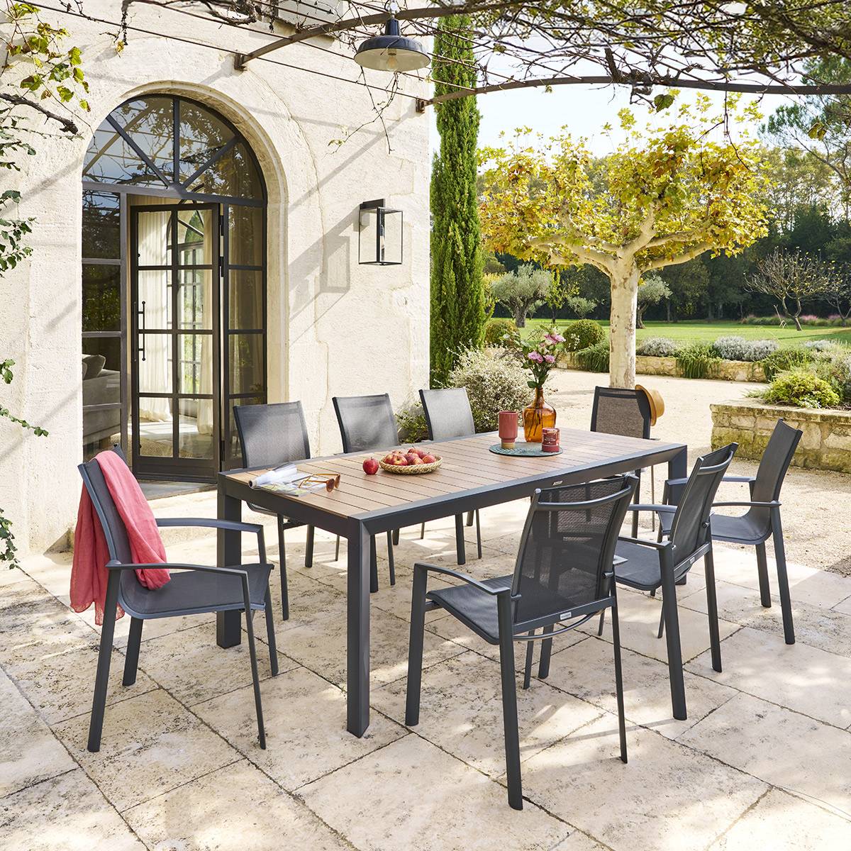 Garden table ÉVASION Wood effect honey / Graphite 8 seats - Epoxy-treated aluminum, wood-effect aluminum slats Wood Effect Honey / Graphite