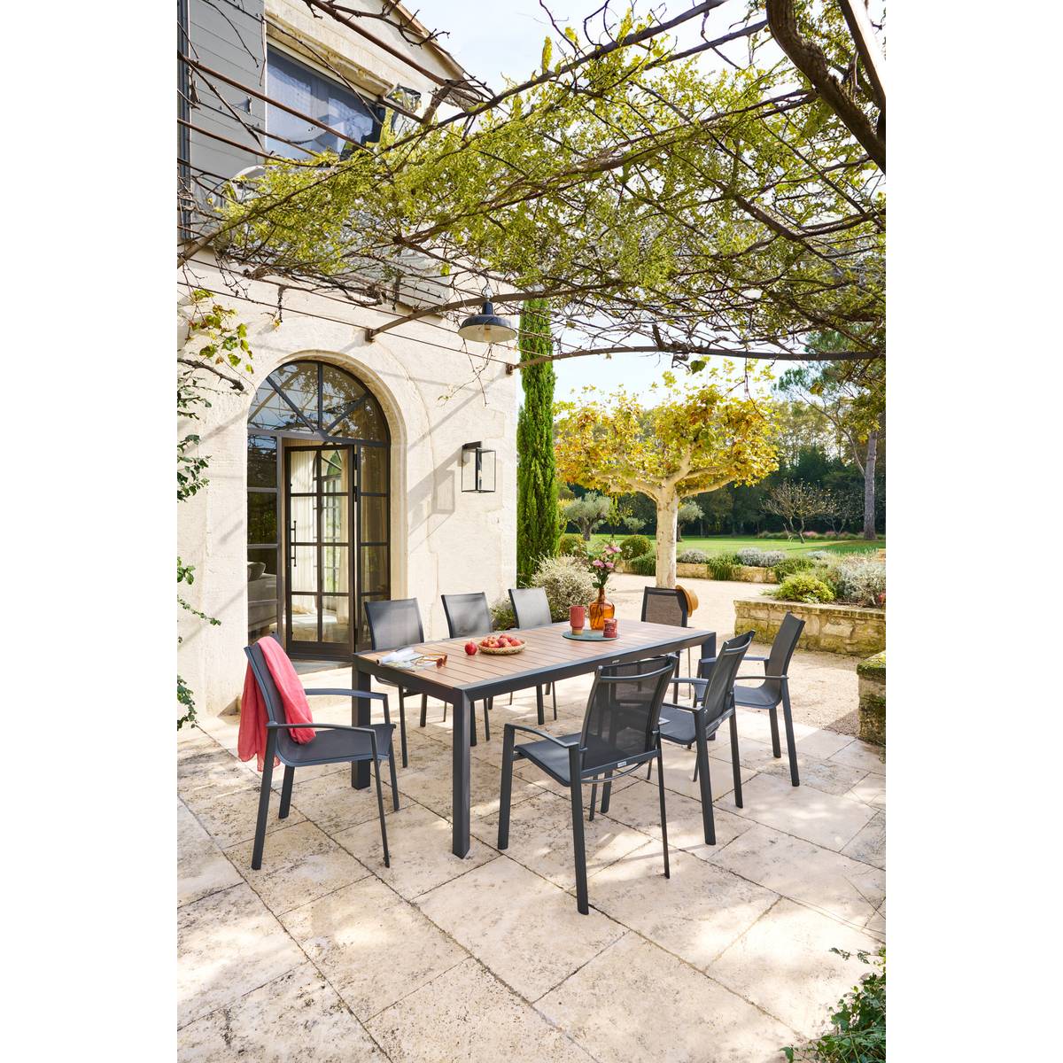 Garden table ÉVASION Wood effect honey / Graphite 8 seats - Epoxy-treated aluminum, wood-effect aluminum slats Wood Effect Honey / Graphite