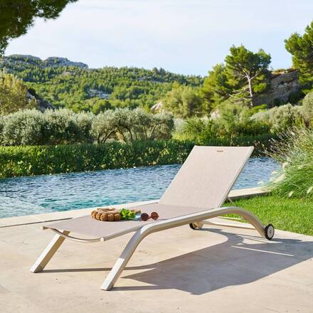 Sun lounger JIMANI Badianne / Clay 2 wheels - Epoxy-coated aluminum, Texaline