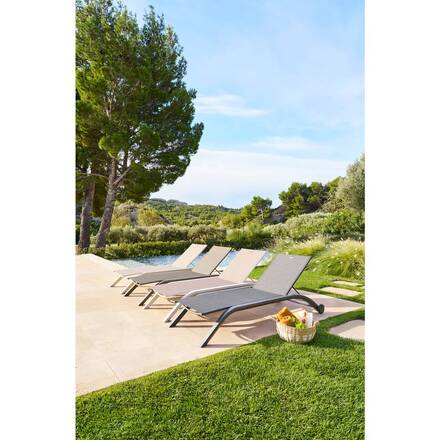 Sun lounger JIMANI Badianne / Clay 2 wheels - Epoxy-coated aluminum, Texaline