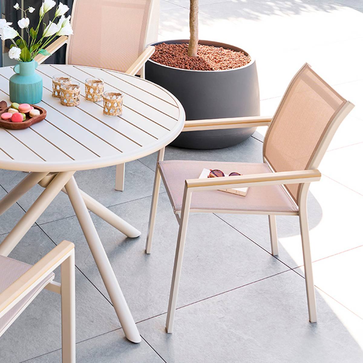 Garden chair with arms ESSENTIA Clay Epoxy-treated aluminum, FSC® certified acacia, Texaline Clay