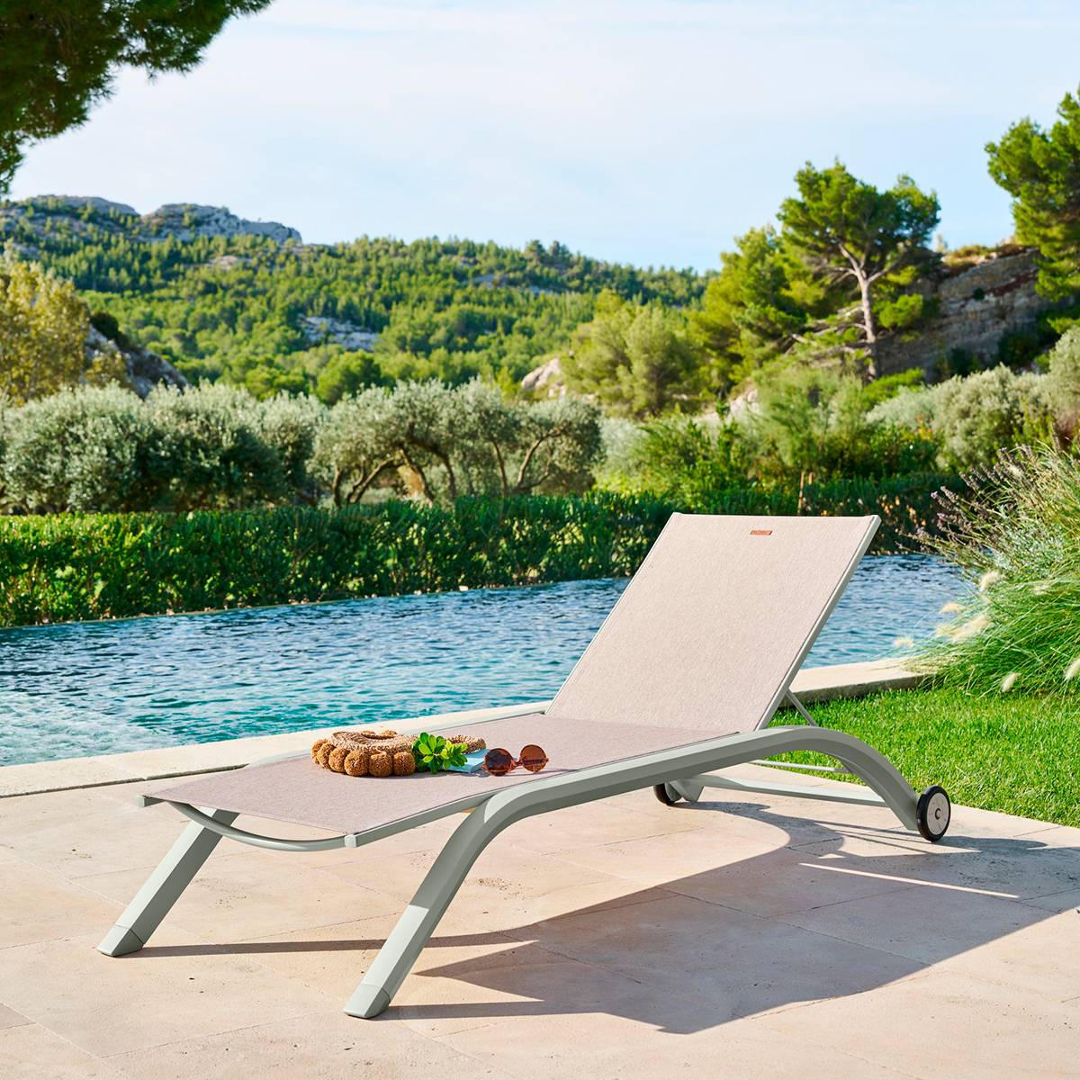 Sun lounger JIMANI Badiane / Laurel green 2 wheels - Epoxy-coated aluminum, Texaline Star Anise / Laurel Green