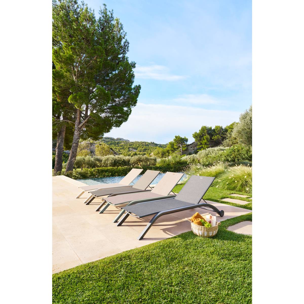 Sun lounger JIMANI Badiane / Laurel green 2 wheels - Epoxy-coated aluminum, Texaline Star Anise / Laurel Green