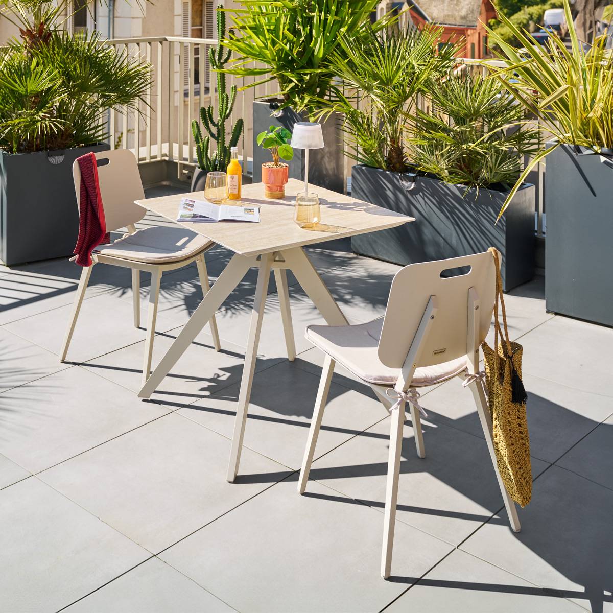 Mesa de jardín cuadrada TERZANO Vainilla / Arcilla 2 plazas - Aluminio tratado con epoxi Vainilla / Arcilla