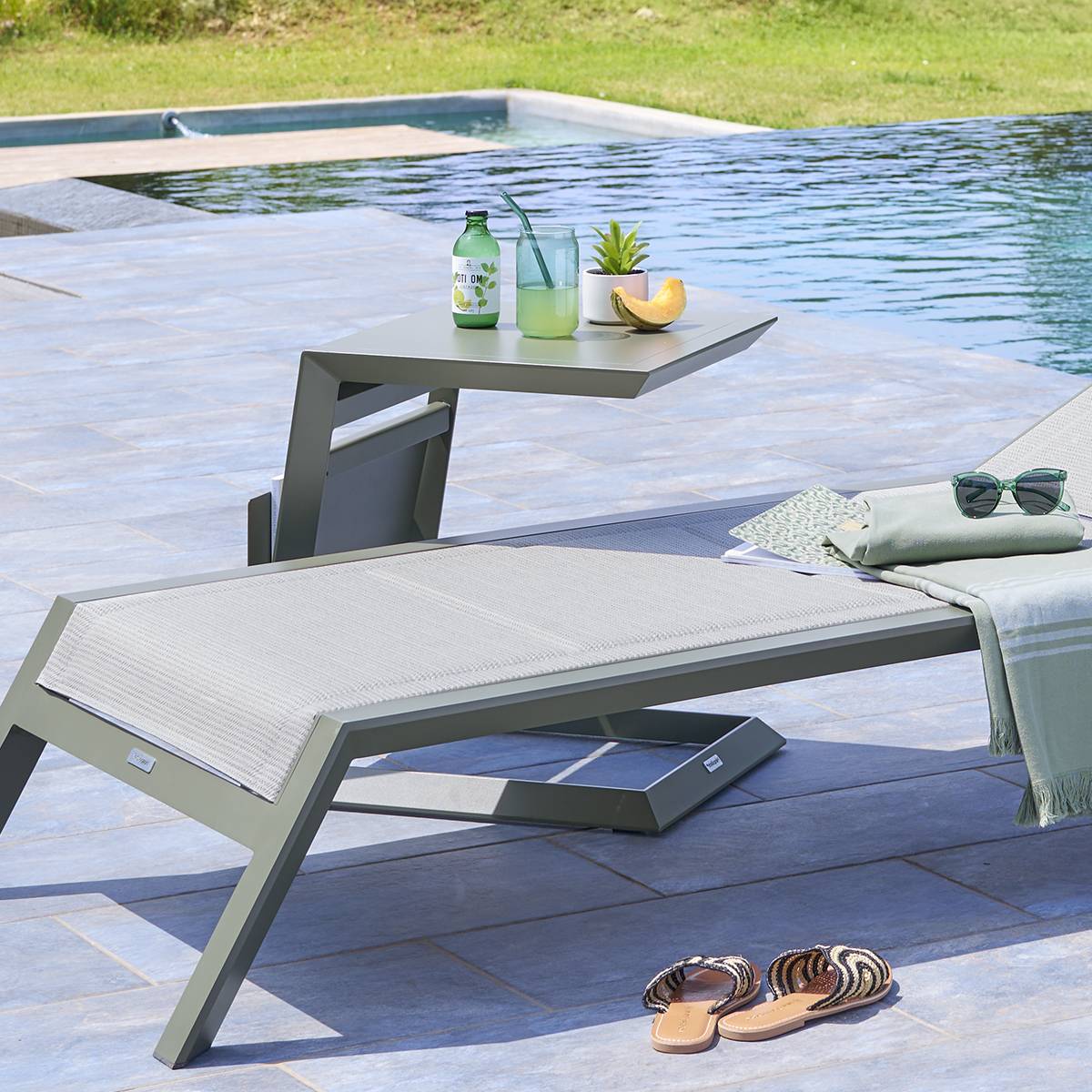 Mesa auxiliar de jardín cuadrada ALLURE Verde laurel 55 x 45 x 55 cm - Aluminio recubierto de epoxi Laurel