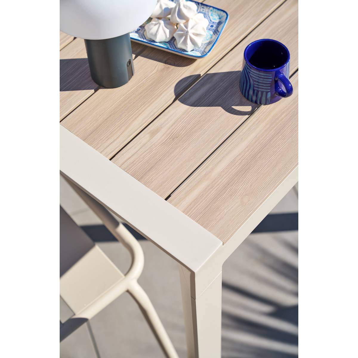 Mesa de jardín ÉVASION Efecto madera Lino / Arcilla 2 plazas - Aluminio tratado con epoxi, Lamas de aluminio efecto madera Efecto madera Lino / Arcilla
