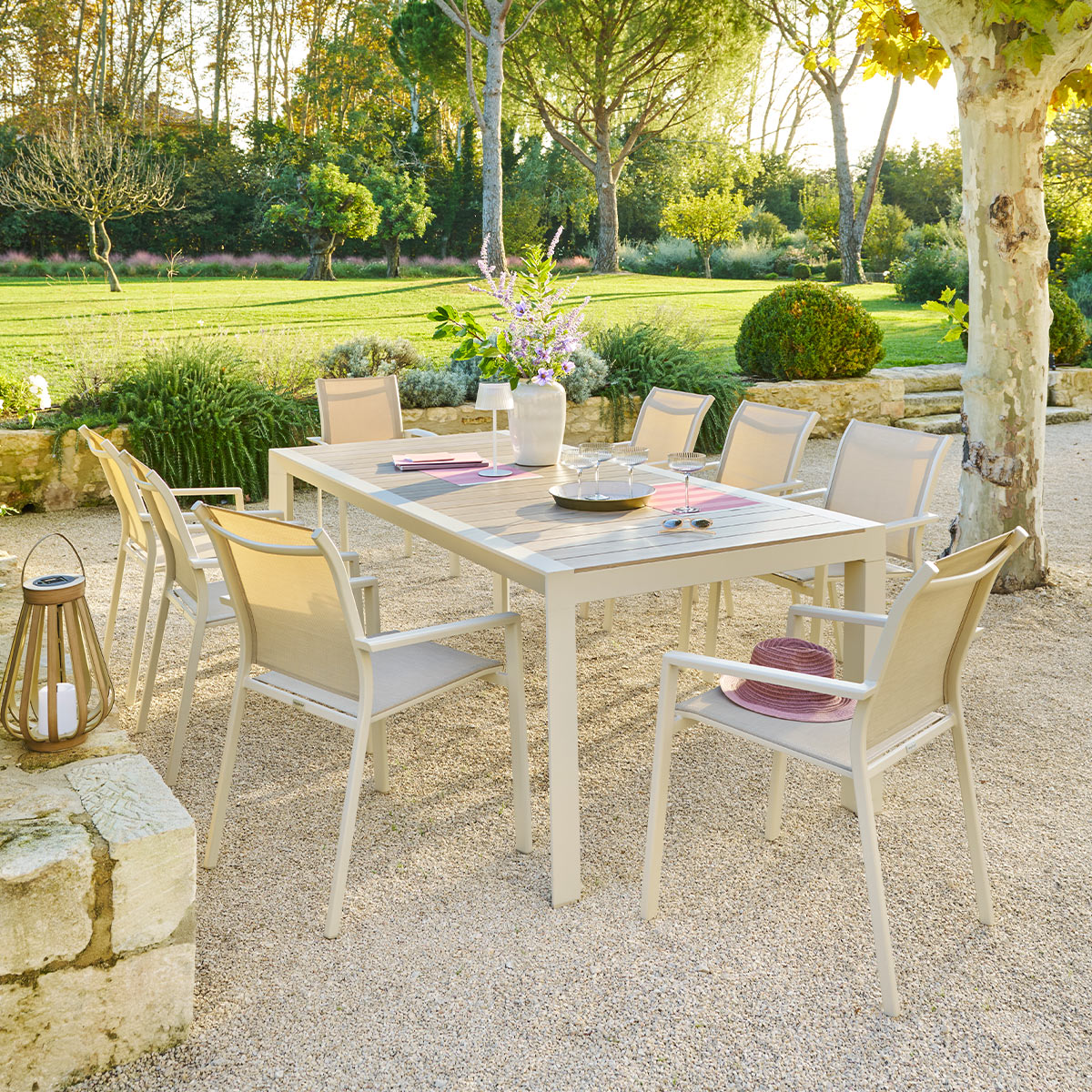 1 mesa de jardín ÉVASION Lino & Arcilla + 8 sillones ESSENTIA 1 mesa de jardín para 8 personas y 8 sillones apilables Lino / Arcilla
