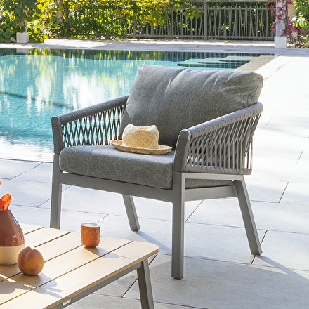 Photo libre de droit de Fauteuils En Plein Air Du Jardin De