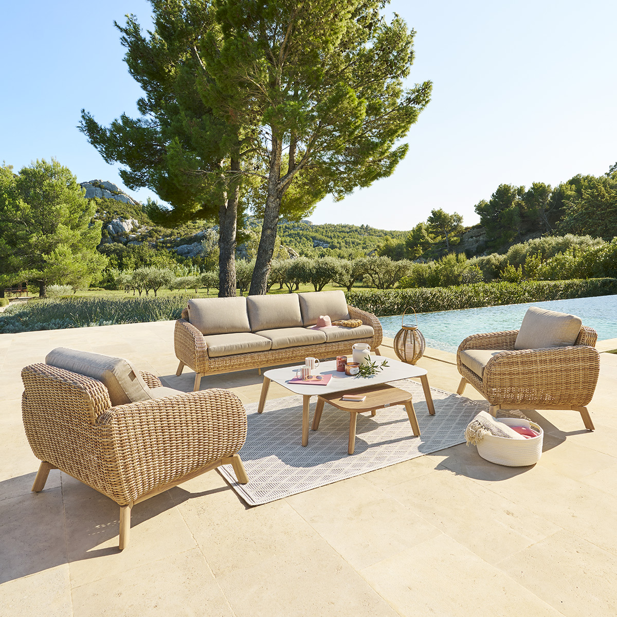 Salon de jardin MANISSA Honey 5 places - Polyester recyclé, Aluminium traité époxy, Résine tressée Honey