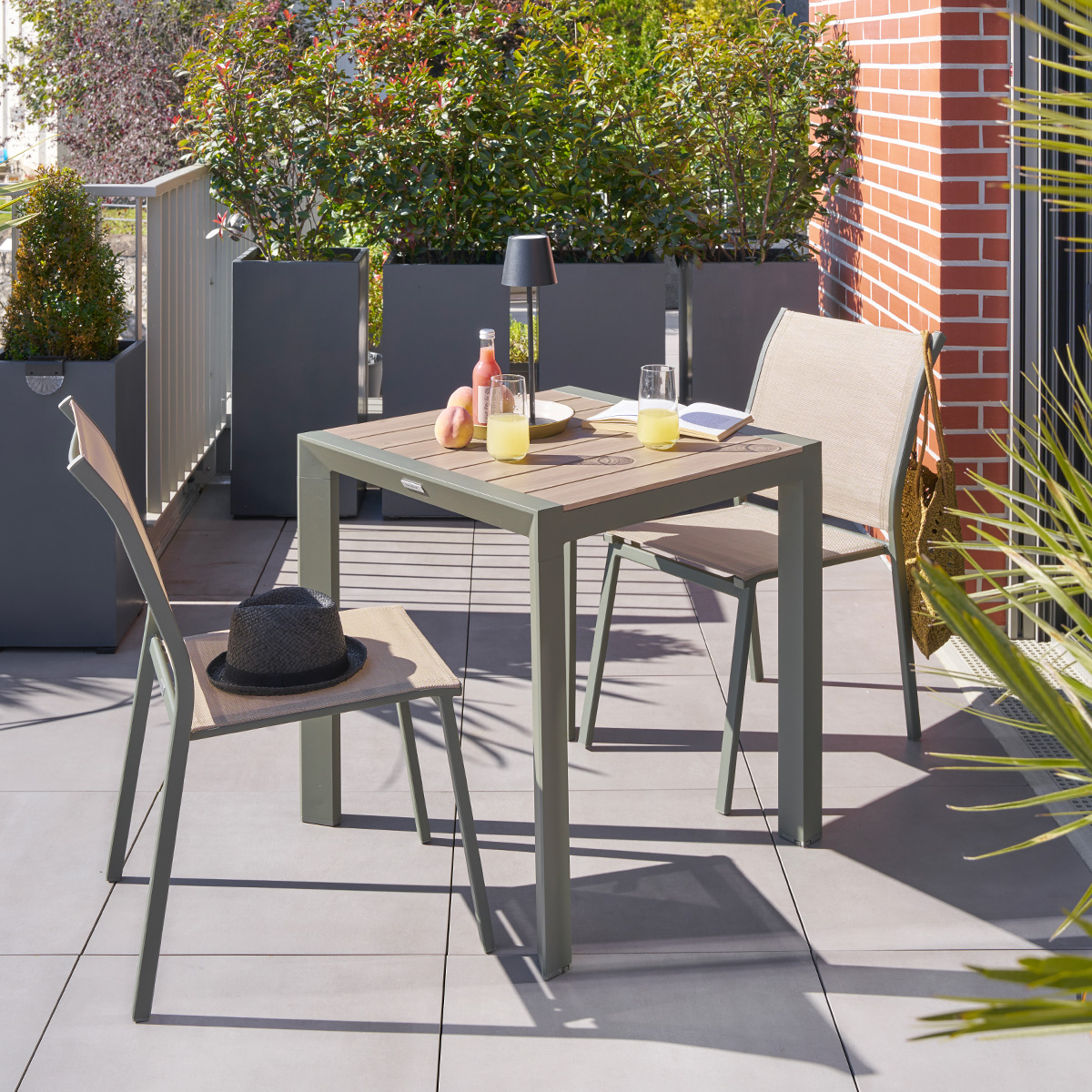 Ensemble table de jardin ÉVASION + 2 chaises empilables ESSENTIA Lin & Laurier 2 places - Aluminium traité époxy Lin / Laurier