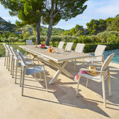 Tavolo da giardino estensibile AXIOME Lino & Argilla + 10 poltrone impilabili DIESE 1 tavolo da giardino allungabile 10 posti e 10 poltrone impilabili Lino / Argilla