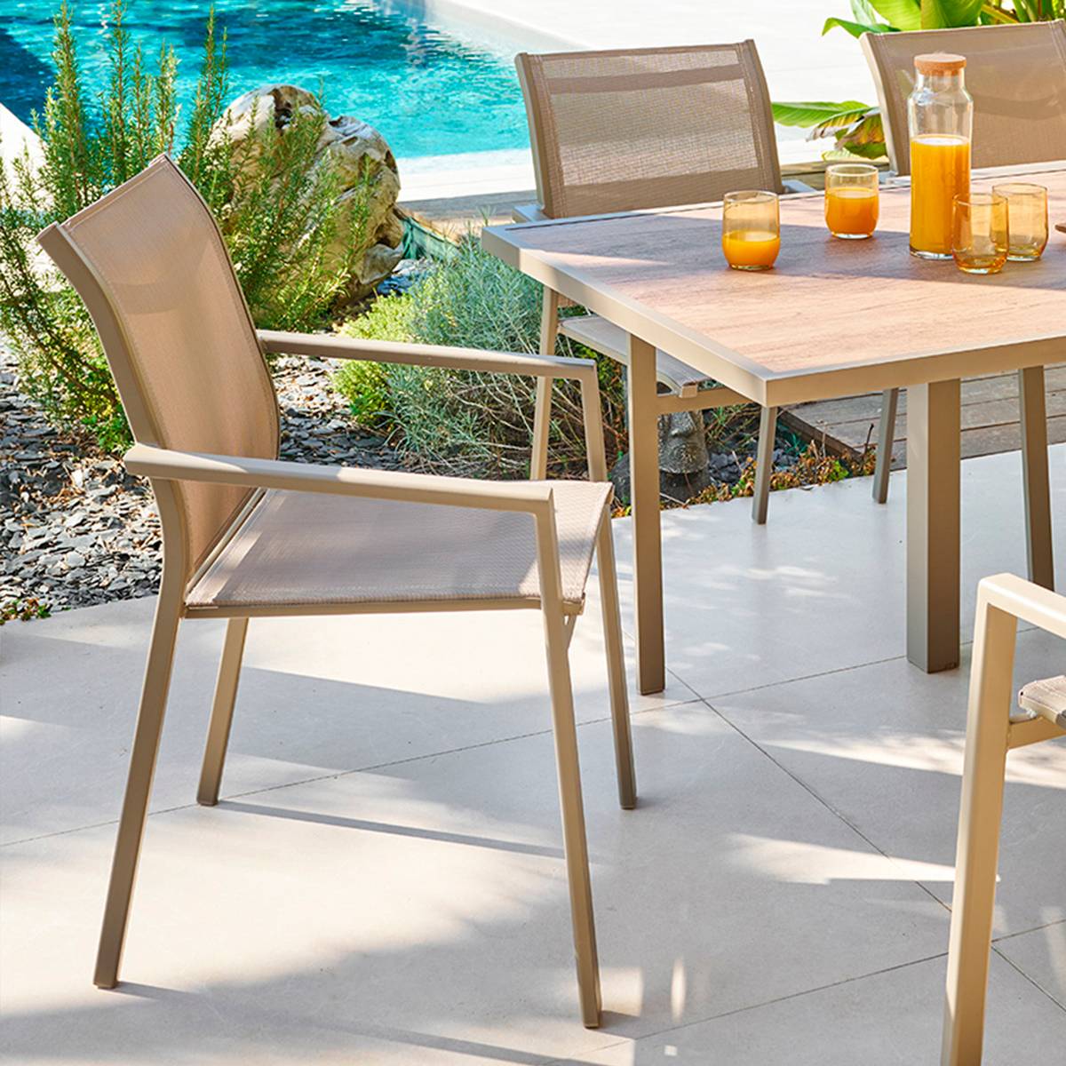 Sedia da giardino con braccioli impilabile ESSENTIA Nocciola / Caffè Alluminio trattato con epossidica, Texaline Nocciola / Caffè