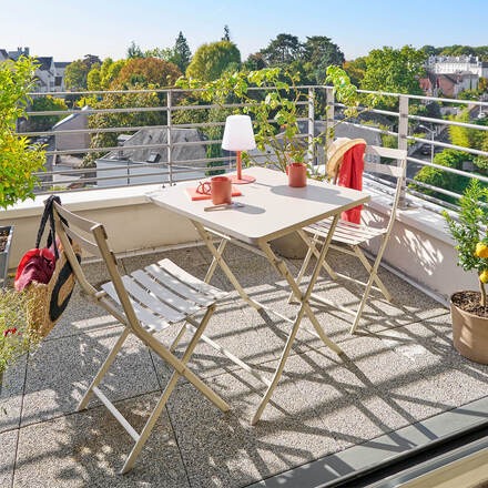 Mesa de jardim quadrada dobrável GREENSBORO Argila 2 lugares - Aço tratado com epóxi, Tratamento anticorrosão reforçado