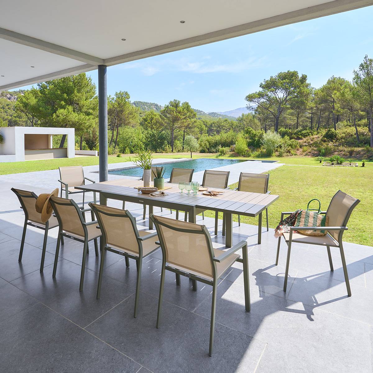 Mesa de jardim extensível deslizante ÉVASION efeito madeira Linho / Verde louro 10 lugares - Alumínio tratado com epóxi, Ripas de alumínio efeito madeira Efeito madeira Linho / Verde louro
