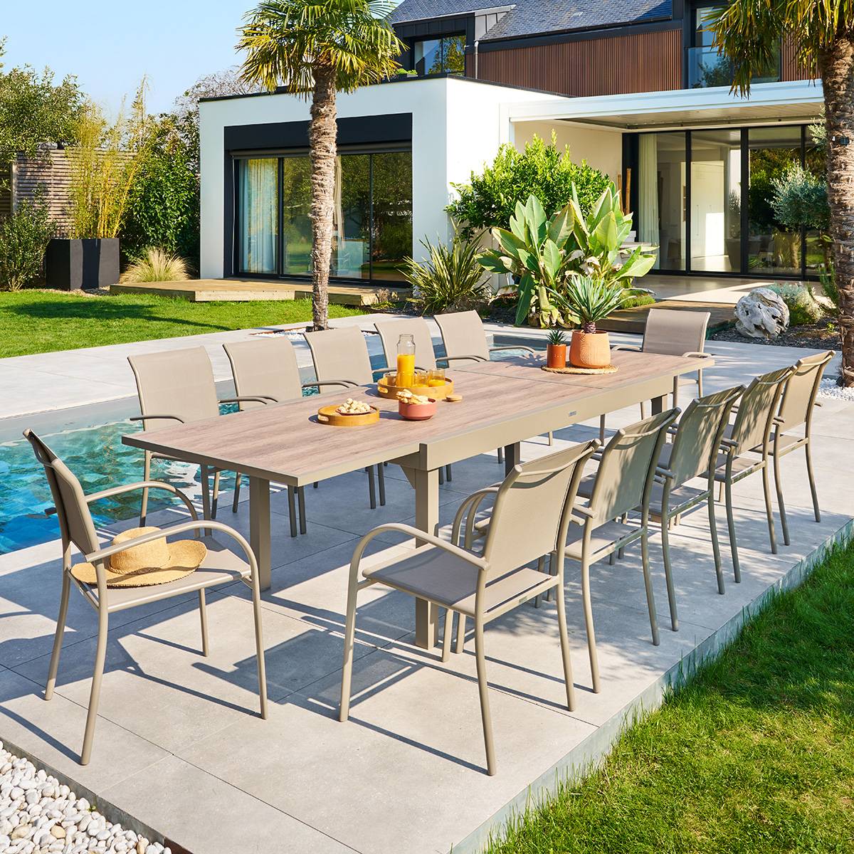 Mesa de jardim retangular extensível PIAZZA Trufa / Café 12 lugares - Alumínio com tratamento epóxi, Vidro temperado Trufa / Café