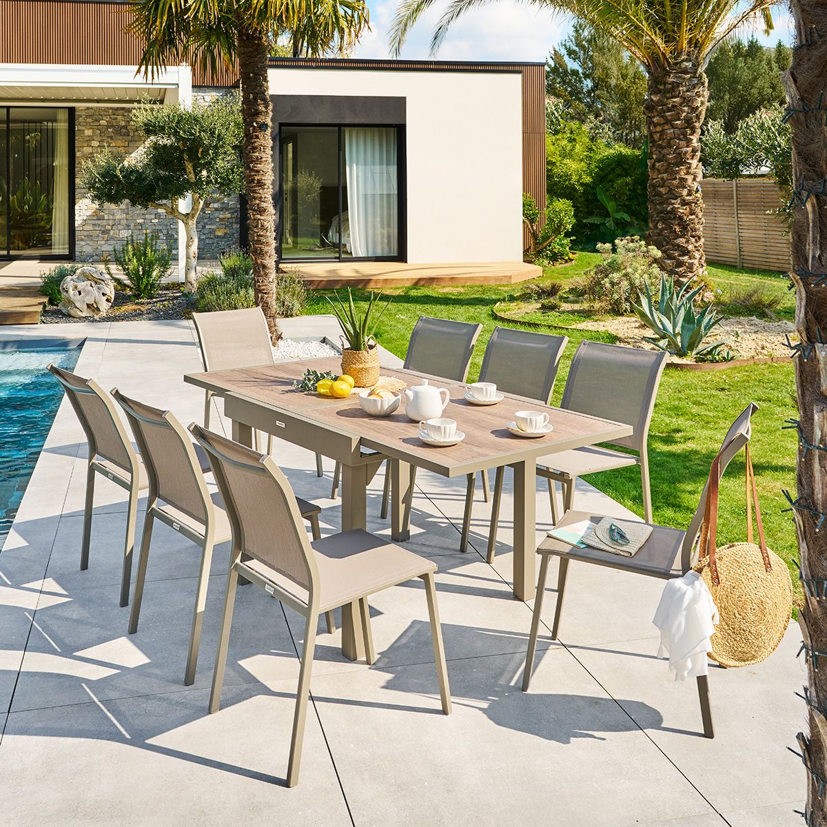 Conjunto de mesa de jardim extensível PIAZZA + 8 poltronas PIAZZA Trufa & Café 8 lugares - Alumínio tratado com epóxi, Vidro temperado Trufa / Café