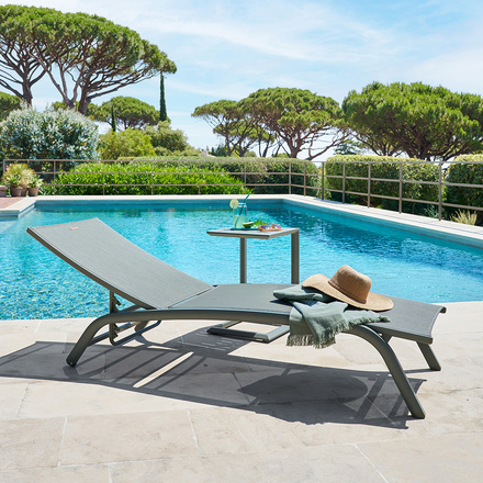 Conjunto espreguiçadeira BONAO Loureiro + mesa d’appoint EVASION Loureiro Alumínio tratado com epóxi, Texaline